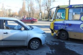 У Луцьку легковик не розминувся з маршруткою