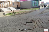 У Луцьку провалюється бруківка