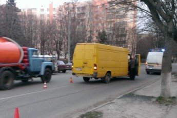 У центрі Луцька мікроавтобус збив дівчину просто на «зебрі»