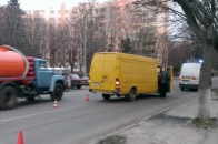 У центрі Луцька мікроавтобус збив дівчину просто на «зебрі»