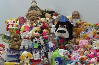 У місті на Волині продавали підозрілі дитячі іграшки та мийні засоби
