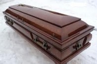 У Луцьку підпалили труну з символікою Партії регіонів