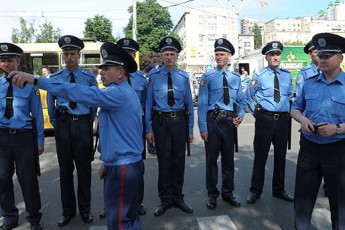 У Києві на Майдані міліція зносить кордони пікетувальників