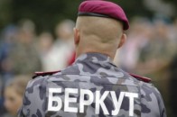 Озброєні беркутівці штурмують центральний офіс «Батьківщини»
