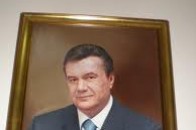 У Луцьку вчителька «пресує» учнів через те, що вони зняли портрет Януковича?