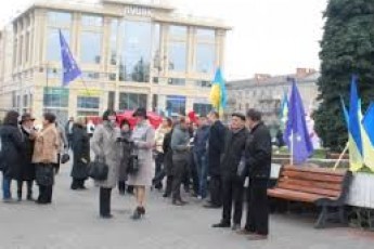 У Луцьку викладач проводила пари на вулиці, щоб студенти відчули, «як люди стоять на Майдані»