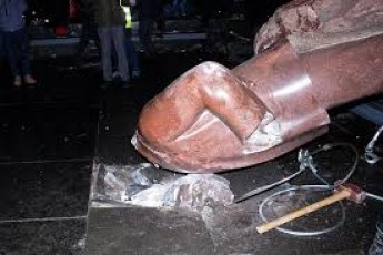 Повалення пам′ятника Леніну: акт вандалізму чи цивілізована традиція?