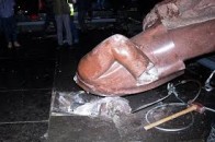Повалення пам′ятника Леніну: акт вандалізму чи цивілізована традиція?