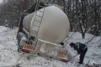 У снігових заметах Волині застрягла вантажівка