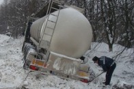 У снігових заметах Волині застрягла вантажівка
