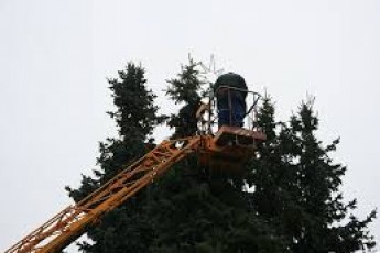 У Луцьку перенесли наметове містечко заради ялинок