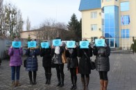 Біля генконсульства у Луцьку активісти виступили проти жорстокого побиття студентів