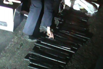 У «свободівців» виявили кілька десятків гумових палиць та мисливський ніж. ФОТО