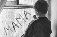 Трирічний хлопчик 10 годин просидів в квартирі з трупами батьків