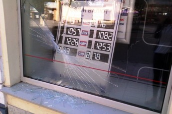 У місті на Волині чоловік навмисне розбив вітрину банку
