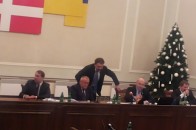 Волинські депутати більше двох годин не могли домовитися з чого почати сесію