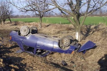 Поблизу Луцька легковик з’їхав у кювет та перевернувся