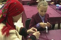 Як юних лучан вчать виготовляти новорічно-різдвяну атрибутику. ФОТО