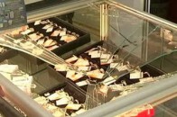 Прикриваючись комірами светрів обікрали ювелірний магазин