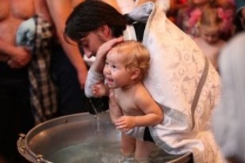 Українцям заборонили охрещувати дітей від сурогатних батьків