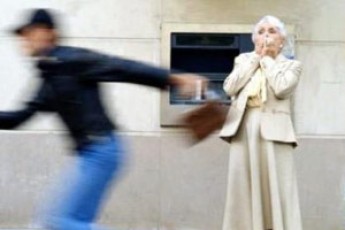 Як неповнолітні грабували жінок