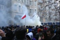 Активісти на Євромайдані облили зеленкою та побили студента