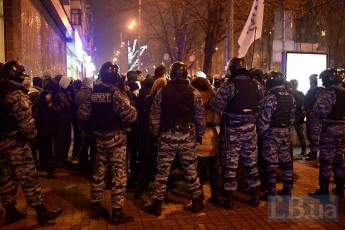 «Беркут» оточив колону мітингувальників біля ЦВК