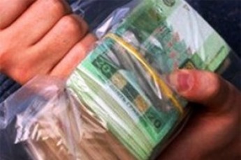 На хабарі в 100 тисяч затримали двох високопоставлених чиновників