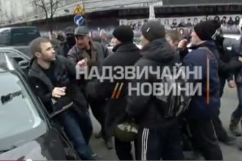 Євромайданівці побили водія та потрощили його авто. ВІДЕО