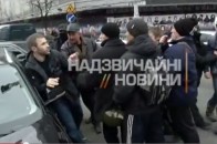 Євромайданівці побили водія та потрощили його авто. ВІДЕО