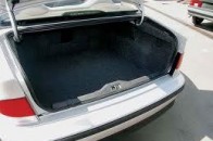Чоловік віз оголену вагітну жінку в багажнику авто