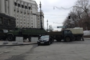 Під Кабмін під'їхала військова техніка, - ЗМІ