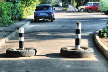 У Луцьку прибудинкову територію перетворили на обʼїзну дорогу