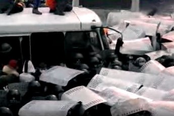 Сутички в центрі Києва: військовим протистоїть ціле море майданівців
