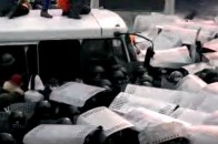 Сутички в центрі Києва: військовим протистоїть ціле море майданівців
