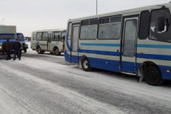 Активісти не пускають «Беркут» у Київ: мирно переходять дорогу і гуляють на трасі