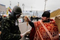 Протистояння в Києві стримують священики