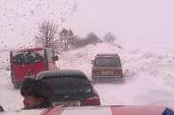 Волинські рятувальники звільняють транспорт зі снігового полону
