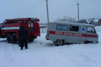 Волинські рятувальники визволили з снігового полону «швидку»