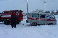 Волинські рятувальники визволили з снігового полону «швидку»