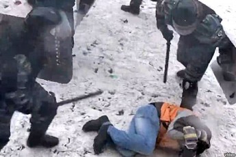 Беркут знущається із затриманого чоловіка на Грушевського