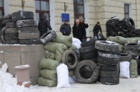 Майданівці в дії: обклали ОДА шинами та погрожують підпалити разом з владою. ФОТО