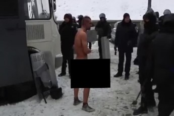 Стало відомо ім'я «голого протестувальника»