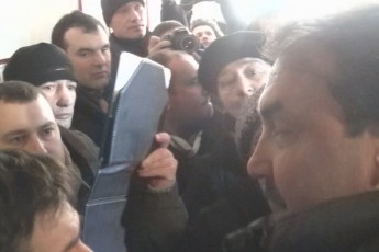 Башкаленка виводили за руки матері військовослужбовців, яких відправили до Києва