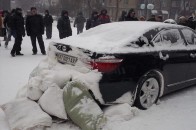 Дорогий Lexus став окрасою барикад. ВІДЕО