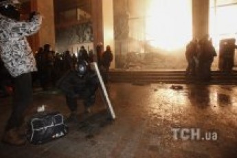 Протестувальники звинувачують ВВ та «Беркут» у руйнуванні Українського дому