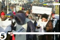 Матері силовиків та активістів на колінах благають зупинити братовбивство