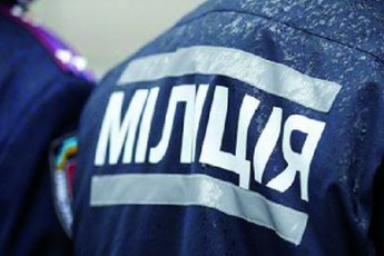 Міліція намагається зламати двері активісту протестів і не показує постанови
