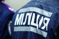 Міліція намагається зламати двері активісту протестів і не показує постанови