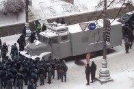 В інтернеті зʼявилося вже друге відео знущань беркутівців над роздягненим чоловіком